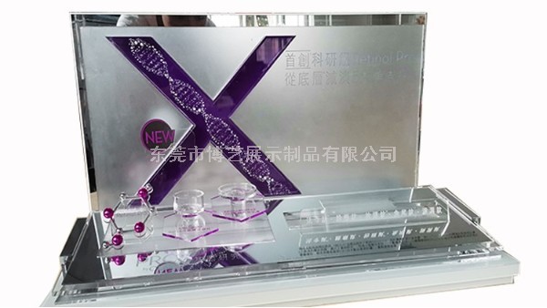 我們在定制亞克力展示架時(shí)，應(yīng)該選擇UV印刷還是絲印呢？